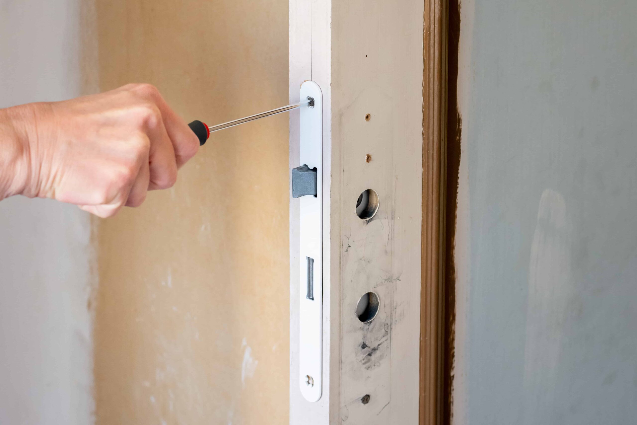 3 avantages de faire appel à un serrurier pour installer une nouvelle serrure