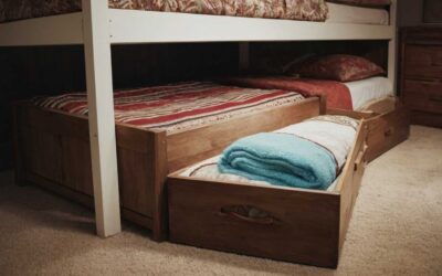 Des idées innovantes pour transformer l’espace perdu sous votre lit en zone de rangement